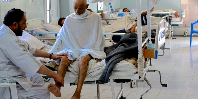 지난 5월, 시장에 가다가 교차 사격에 휘말려 부상을 입은 아마드 잔(80세)씨  쿤두즈에 있는 국경없는의사회 외상 센터에서 치료를 받고 있다. ⓒErwan Rogard/MSF
