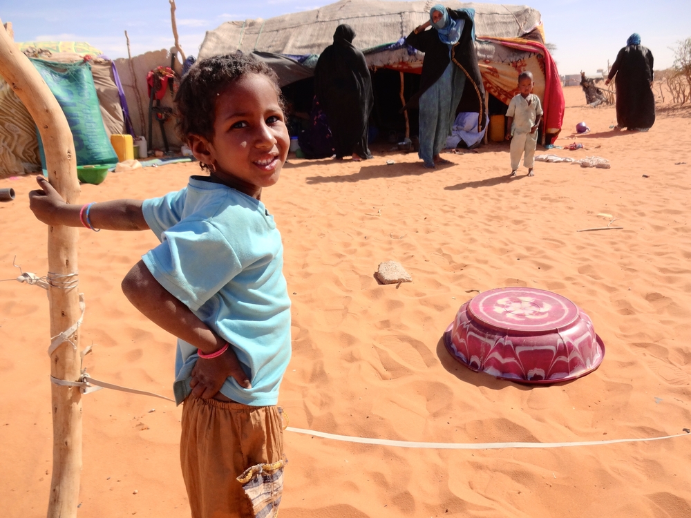 말리 북부에서 온 49,500명의 난민들은 모리타니 사막 내 음베라 캠프에 지난 3년간 머물러왔다. ⓒAvril Benoit/MSF