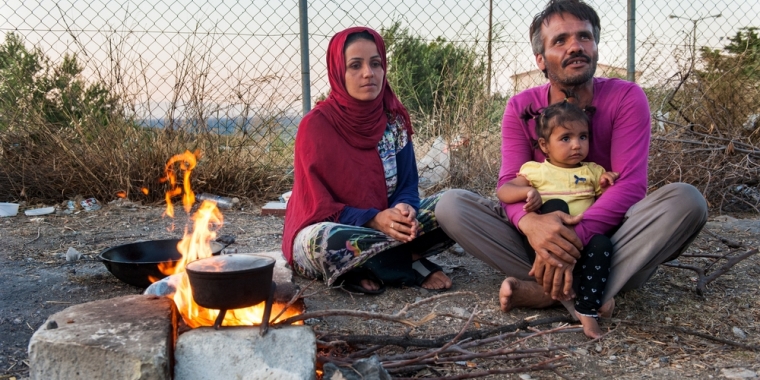 아프가니스탄 쿤두즈에서 온 레이라와 조라한이 카라 테페 캠프에서 마실 물을 끓이고 있다. ⓒAnna Surinyach/MSF