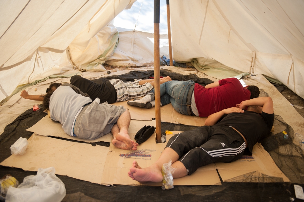 시리아 라타키야에서 온 난민들이 모리아 캠프에 온 첫 날 바닥에서 잠을 자고 있다. ⓒAnna Surinyach/MSF