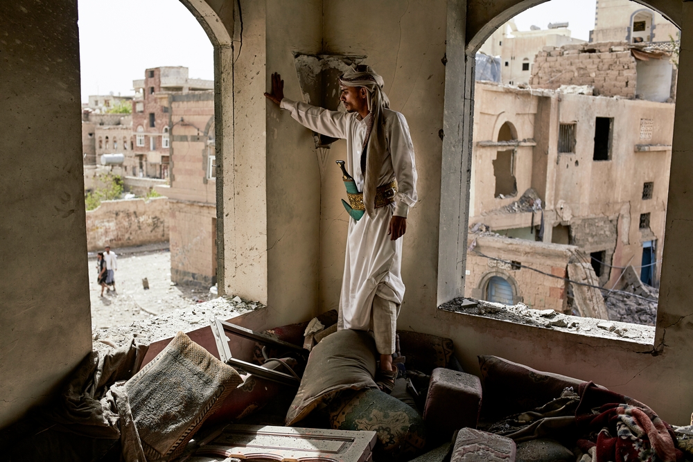 사우디아라비아 공군이 사나의 인구 밀집 지역에 일으킨 공습으로 인해 파괴된 현장을 바라보고 있는 남성  ⓒ Sebastiano Tomada/Getty Reportage
