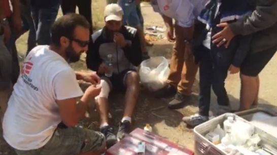 국경없는의사회 팀이 마케도니아 국경에서 부상을 입은 환자를 현장에서 치료하고 있다. ⓒMSF