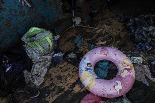 어린이튜브와 가방이 정원을 초과해 위험하게 사람들을 태웠던 보트에 남겨져있다. ⓒChristophe Stramba/MSF