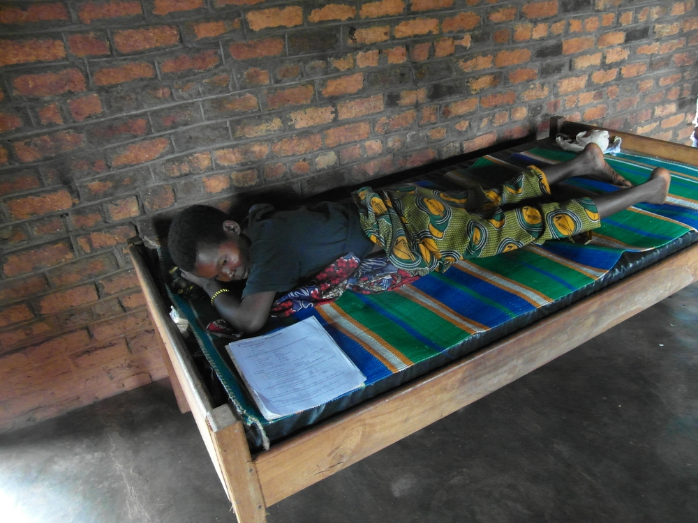 국경없는의사회 콩고민주공화국 수카디의 한 병원에서 수면병 진단 후 치료를 받고 있는 저메인의 모습. ⓒPhilipp Frisch/MSF