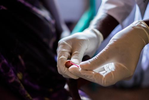 한 의사가 우간다 아주마니의 아일로 국경없는의사회 병원에서 HIV 반응 검사를 하고 있다.  ⓒJIsabel Corthier