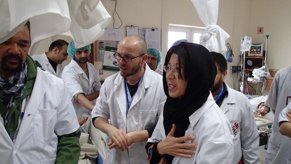 2015년 2월 아프가니스탄 쿤두즈의 외상 치료센터를 방문한 국경없는의사회 국제회장 조앤리우 
