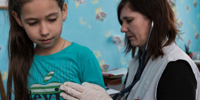국경없는의사회 의사가 우크라이나 동부 루간스크 이동진료소에서 아동 환자를 보고있다. ©Jon Levy/Foto8