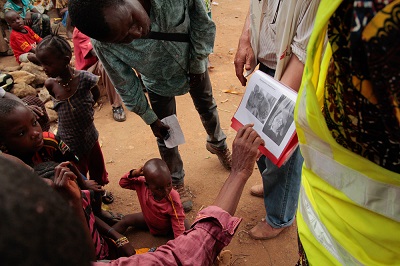 국경없는의사회 전염병학자 미첼 반 허프가 기니에서 에볼라 바이러스와 감염을 막는 방법을 설명하고 있다.ⓒJoffrey Monnier/MSF 