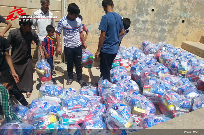국경없는의사회가 이라크 바시크에서 피난민들에게 생필품을 배포하고 있다.  Photo: MSF
