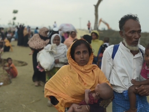 미얀마 폭력사태를 피해 방글라데시로 들어가는 로힝야 난민 행렬 ⓒMSF