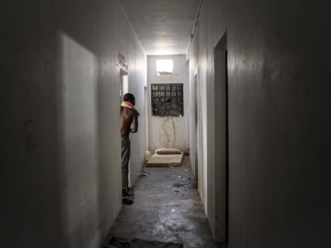 리비아: 강제 송환돼 포화 상태인 구금 센터에 갇힌 이주민