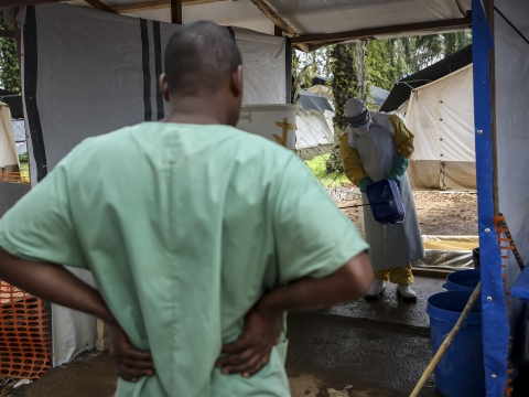 콩고민주공화국 베니에 위치한 국경없는의사회 에볼라 경유센터에서 의료진이 개인보호장구를 착용하고 있다. ⓒ국경없는의사회