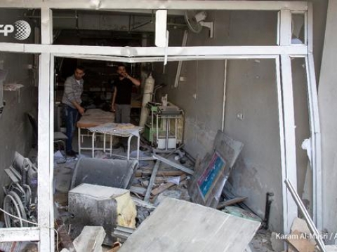 2016년 4월 28일. 공습이 일어난 알 쿠드스 병원을 살펴보고 있는 시리아인들 ⓒKaram Al-Masri/AFP