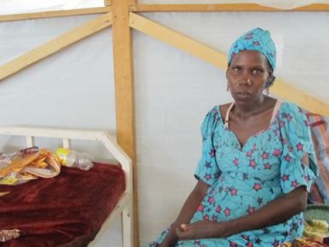 7월 후반, 다요(31세)는 나이지리아 반키에서 국경없는의사회 팀들의 도움을 받아 카메룬의 모라 병원에 이송되었다. ⓒJosephine Makamukanga/MSF