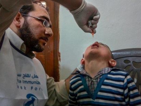 알레포 동부의 국경없는의사회 지원 병원에서 아동을 치료하고 있는 후세인 박사