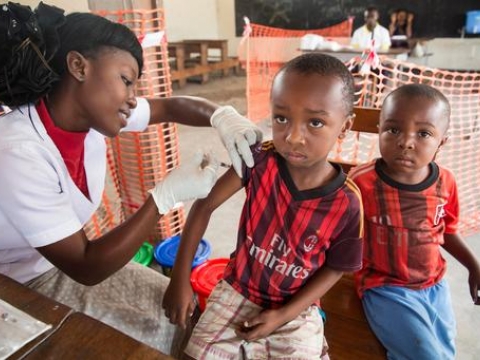 콩고민주공화국 수도 킨샤사에서 예방접종을 받고 있는 아동.