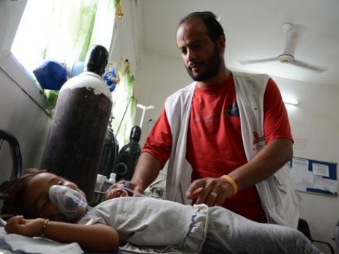 2016년 6월, 아브스 병원에서 국경없는의사회 간호사가 심각한 탈수 증세가 나타나는 어린 환자를 살펴보고 있다.ⓒMohammed Sanabani/MSF