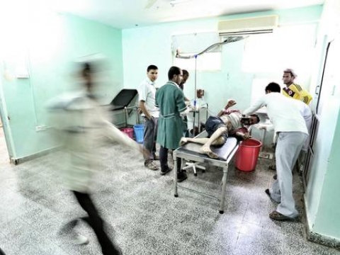 예멘 알-달리 주(州)에 위치한 알-나스르 병원 응급실에서 국경없는의사회 의료팀이 환자에게 의료 지원을 하고 있다. 환자는 도로에서 교통사고로 부상을 입었다. ⓒMohammed Sanabani/MSF