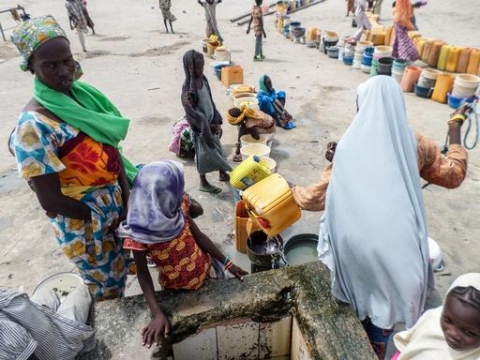 나이지리아 북동부 은갈라에는 피난민 8만 명이 외부 세계와 차단된 채 캠프에서 지내고 있다. 캠프에 있는 사람들은 하루 평균 1인당 0.5리터 미만의 물을 얻는다고 전했다. ⓒSilas Adamou Moussa/MSF