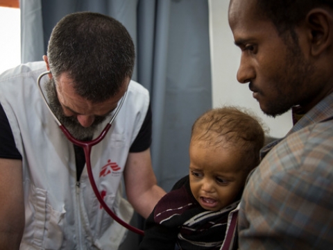 하이단 병원에서 의료 활동 매니저 로베르토 스카이니(Roberto Scaini) 박사가 한 어린 환자의 폐렴, 중등도 영양실조 여부를 검사하고 있다. ⓒ Florian SERIEX/MSF