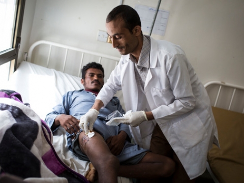 간호사가 사기르 압달라의 상처 처치를 준비하고 있다. ⓒ Florian SERIEX/MSF
