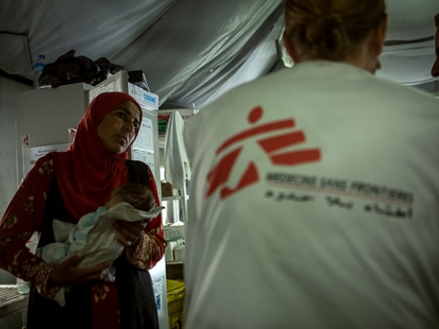 영양실조 치료식 센터 직원에게 아이 상태에 대해 묻는 어머니 ⓒHussein Amri/MSF