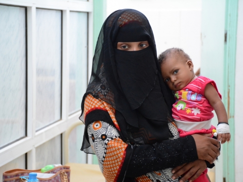알-사다카 병원 내에 마련된 국경없는의사회 지원의 콜레라 치료센터. 한 어머니가 아이를 안고 있다. 이 아동은 콜레라에 감염돼 급성 수성 설사를 앓았다. ⓒ Malak Shaher/MSF