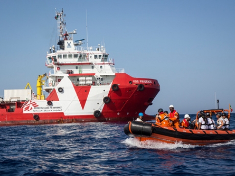 리비아 해역 밖의 공해상에서 구조 훈련을 실시하고 있는 프루던스 호의 국경없는의사회 직원들 ⓒ Andrew McConnell/Panos Pictures