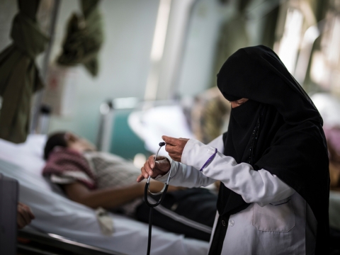 카우캅(Kawkab)은 예멘 사나에 위치한 알 쿠웨이트 대학병원에서 간호사로 일하고 있다. 카우캅 역시 지난 1년간 봉급을 받지 못한 의료진 수천 명 중 한 사람이다. “우리 집은 정말 가난해요. 저는 여동생과 함께 살고 있는데, 때때로 먹을 것을 살 돈이 없을 때도 있어요.” ©Florian Seriex/MSF
