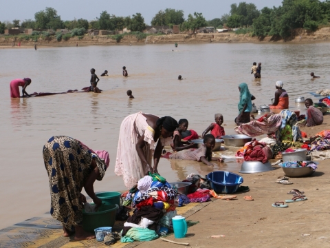 바르-아줌 강변의 모습. 사람들은 여기서 빨래와 세면을 하고 심지어 강물을 마시기도 한다. ⓒClarisse Douaud/MSF