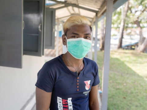 미얀마 양곤에 있는 국경없는의사회 진료소에서 다제내성 결핵 치료를 받고 있는 초 투(Kyaw Thu, 26). 초 투는 2년간 치료가 필요하며 그 동안 알약 12,000개를 복용하고 고통스러운 주사를 168번 맞아야 한다. ⓒAlessandro Penso/MAPS