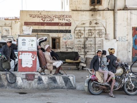 2018년 3월 예멘 암란 주 카메르 지역 전경. 사람들이 주유소에서 연료를 채우고 있다.