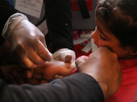 시리아 알-아타렙에서 한 아동이 홍역, 폐렴 백신을 맞고 있다. ⓒRoaa Hasan