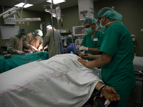 가자지구의 알-아크사 병원 수술실에서 두 환자가 동시에 수술을 받고 있다. ⓒAurelie Baumel