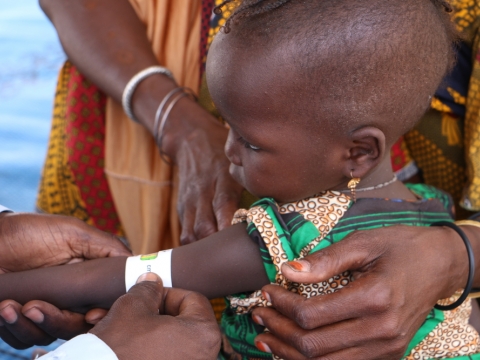 차드 쿨키메에서 국경없는의사회 이동 진료팀이 한 아동의 영양실조 검사를 하고 있다. ⓑMSF