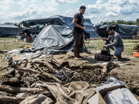보스니아: 발칸 루트 새 경계선에서 일어나는 국경 횡단 저지, 폭력, 열악한 여건