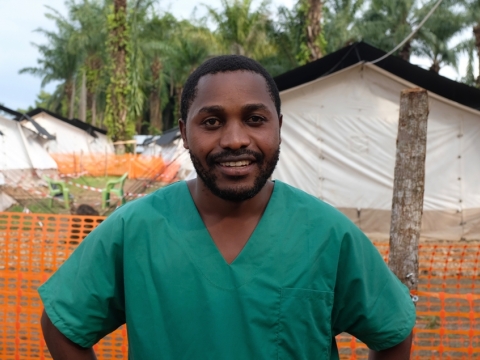 망기나 에볼라 치료센터에서 근무하는 국경없는의사회 간호사 페이션트 무힌두 카마부 ⓒCaitlin Ryan/MSF