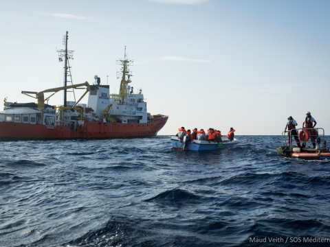 지중해: 구조선 아쿠아리우스, 유럽의 압력으로 활동 강제 종료