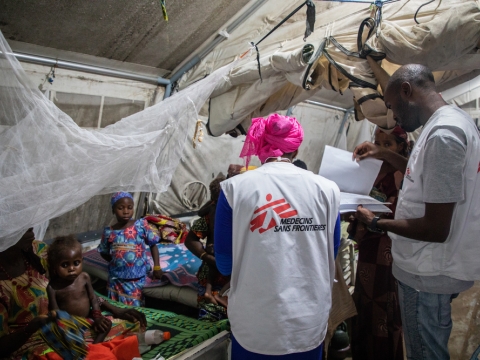 니제르: 말라리아 • 영양실조로 죽어 가는 엄청난 수의 아동들