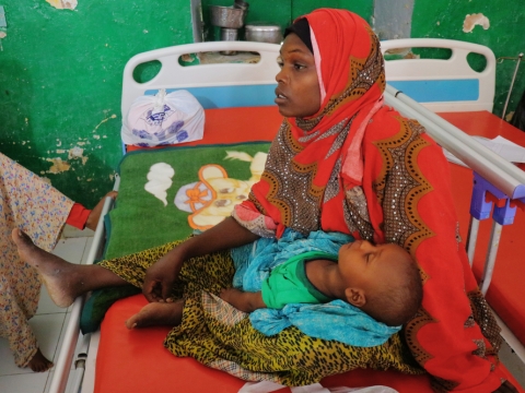 소말리아 갈카요 무두그 지역병원에서 8개월 아들 빌랄을 안고 있는 콰사르 이브라힘 오스만. 빌랄은 설사와 영양실조로 입원치료를 받았다. © Abdalle Mumin/국경없는의사회