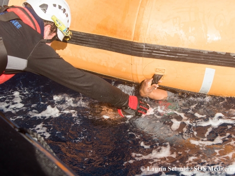 지중해: 가라앉는 작은 보트에서 99명 구조…그 외 익사자 다수 추정