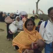 미얀마 폭력사태를 피해 방글라데시로 들어가는 로힝야 난민 행렬 ⓒMSF