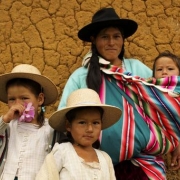 샤가스 검사 결과를 확인하러 온 가족과 함께 온 환자. 2011년 볼리비아 아이퀼레. 사진 출처: Vania Alves/MSF