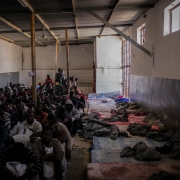리비아 트리폴리의 아부 살림 구금센터에 갇혀 있는 사람들 ⓒGuillaume Binet/Myop